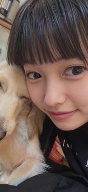 逮捕される3日前に大好きだったという犬と一緒に写るるなさん（遺族提供）