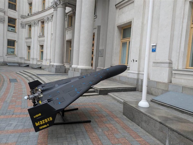 キーウ市内で展示されたロシア製攻撃ドローン「ゲラン2」。翼にウクライナ語で「触るな」と書かれている（写真提供：深作ヘスス事務所）

