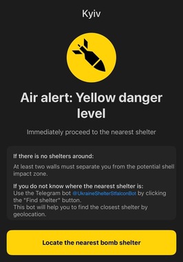 キーウで発令された空襲警報を知らせるスマートフォンの画面。最寄りのシェルターへの避難を呼びかけている（写真提供：深作ヘスス事務所）
