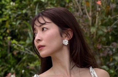 「あぶない！」元TBS山本里菜アナ、ショートパンツ姿で体育座り　「切ない表情も魅力的」