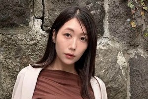 「パーフェクトスタイル」気象予報士・穂川果音　肩出しミニ丈コーデに「美脚」「まさに高嶺の花」
