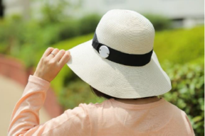 帽子につけてもオシャレ。付属品のシールを用い、メッセージや連絡先を記載できる（エーザイの発表資料より）