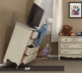 子どもはタンスの引き出しを階段にして登るのが好き（人形はダミー、米国消費者製品安全員会提供の動画）