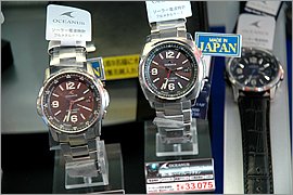 極めて正確な原子時計に基づいて送信される標準電波を受信し、時刻を自動的に補正する電波時計