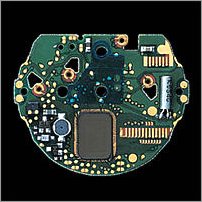 カシオの電波時計では感度・SN比特性に優れた検波ICを使用。また受信アルゴリズム（データ解析）も最適化し、受信効率を上げている。