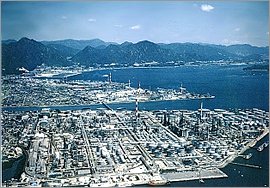 瀬戸内海に面する三井化学岩国大竹工場