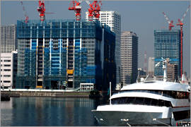 東京湾岸沿いに建築中の高層建築