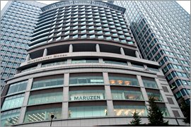 JR東京駅北側に建設された多目的複合商業施設の「丸の内オアゾ」　（エスペラント語でオアシスの意味）