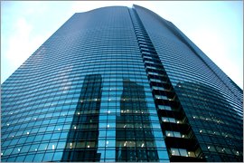 日本最大の広告代理店、電通本社（東京・汐留）"