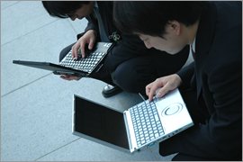 街頭で情報をチェックするビジネスマン