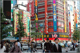 多くの買い物客が行きかう東京・秋葉原の電気店街