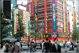 家電・エレクトロニクス製品の安売り合戦が繰り広げられる東京秋葉原の電気街