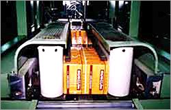 全薬工業の工場でフィルム梱包される風邪薬