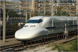 速度を上げて走行する新幹線
