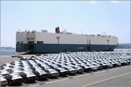 横須賀市にある日産追浜工場で専用輸送船に積み込まれる新車