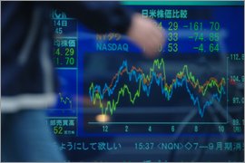 街中の証券会社にある日本とアメリカの株価を比較するスクリーンボード