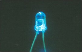 青色発光ダイオード（ＬＥＤ）。東京地方裁判所は、特許権譲渡の対価の一部として発明者に200億円を払うように日亜化学工業に命じた。