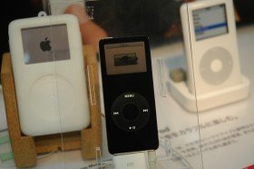 ポッドキャスティングは、iPodと放送(broadcasting)とを組み合わせた造語だ(05年10月6日、ラオックス本店にて)