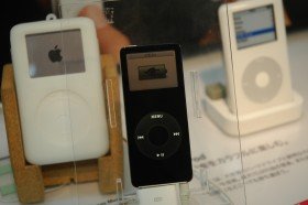 ポッドキャスティングは、iPodと放送(broadcasting)とを組み合わせた造語だ(05年10月6日、ラオックス本店にて)