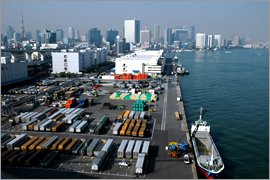 芝浦ふ頭で貨物船に運ばれるのを待つコンテナ　