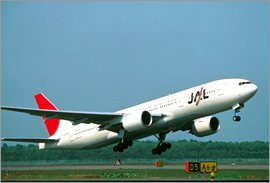 日本航空が導入した最新鋭旅客機、B777機の離陸光景。B777機は航続距離が14,390kmと長く、2003年8月から欧州線にも就航している。