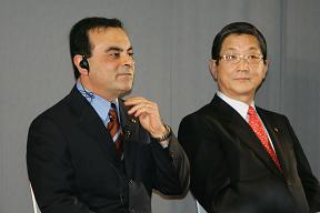 カルロス・ゴーン社長(左)と志賀俊之COO(右)。不振をどう打開するのか