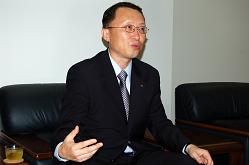 JINビジネスニュースのインタビューに答えるヒュンダイモータージャパン・朴炳允(パク・ビョンユン)代表取締役社長兼CEO