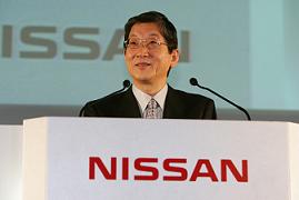 「ニッサン・グリーン・プログラム2010」を発表する志賀俊之COO