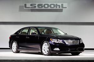 レクサスの最高級モデル「LS」のハイブリッド版「LS600hL」。国内公開に先立って、06年4月12日、ニューヨークで公開された