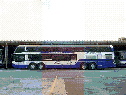 東京-大阪間で運行を開始した巨大2階建てバス「青春メガドリーム号」