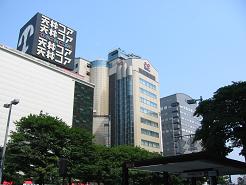 福岡銀行が本店を置く福岡市中央区天神。九州の金融機関は再編されるのか