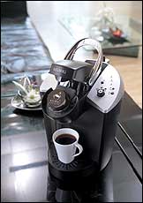 キューリグ・エフイーが発売したレギュラーコーヒーの1杯抽出機『KFE-B40J』
