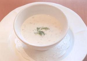 ブルガリアレストラン「ソフィア」で提供されるヨーグルトスープ「タラトゥル」