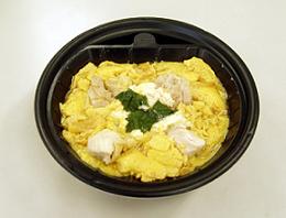 ファミリーマートが発売する新製法「過熱蒸気調理」を導入した『親子丼』