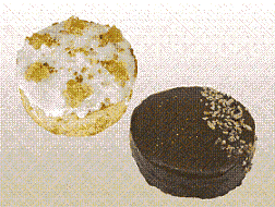 ブラスアンドカンパニーが発売する朝のケーキ「グレープフルーツリフレッシングケーキ」（左上）と夜のケーキ「チョコレートビールケーキ」（右下）