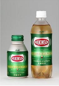 アサヒ飲料が発売する『ウィルキンソン ジンジャエール ブリティッシュブレンド』PET500ml（右）とボトル缶300ml（左）