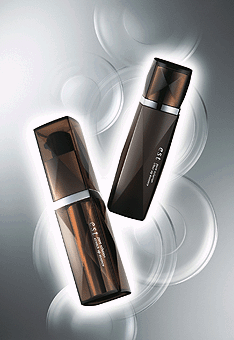 花王が発売する『エスト　ポアソリューション　クリアアップエッセンス』（右）と『エスト　ポアソリューション　ストレッ チアップエッセンス』（左）