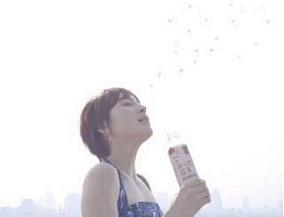 タレントの広末涼子さんが出演する変更後の「からだ巡茶」の新CM『涙浴』