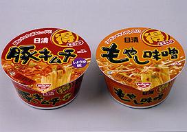 日清食品が発売する「日清まるトク　豚キムチ」（左）と「日清まるトク　もやし味噌」（右）