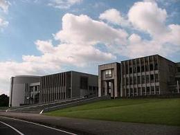 竹中氏が大臣就任前に勤務していた慶應義塾大学湘南藤沢キャンパス(神奈川県藤沢市)。再びキャンパスの地を踏む日も近い?