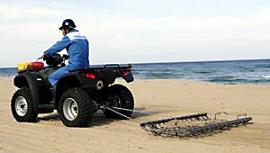 ホンダが開発した「けん引式ビーチクリーナー」