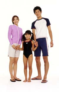 アリーナが発売するプールサイドウェア「arena　COMPO」（右のお父さん）