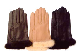 やわらかい羊革の手元には、ふわふわのミンクファーがついて今年らしさたっぷり。