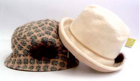 かぶる帽子によって印象は大きく変わる。持っている服や髪型に合わせて、デザインを選ぶとGOOD。