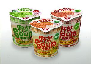 日清食品が発売する「日清 野菜スープヌードル」。左から「鶏湯スープ」「酸辣湯スープ」「ミネストローネ」