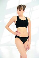 ゴールドウィンが発売する「SHE-SAY! SPORTS BRA」と「SHE-SAY! SHORTS」