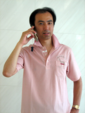 ワールドが発売する父の日期間限定オリジナル携帯ストラップ付きポロシャツ