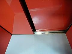 マスコミ取材が殺到した東工大のエレベーター。ドアが外れている(06年4月24日)。