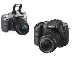 ソニーが発売する一眼レフカメラ「α100」。旧ミノルタのブランド「α」を継承した