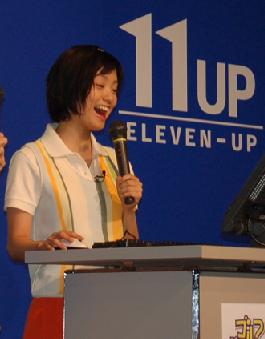 記者会見ではタレントの上戸彩さんが「ゴルフだいすき！」を体験